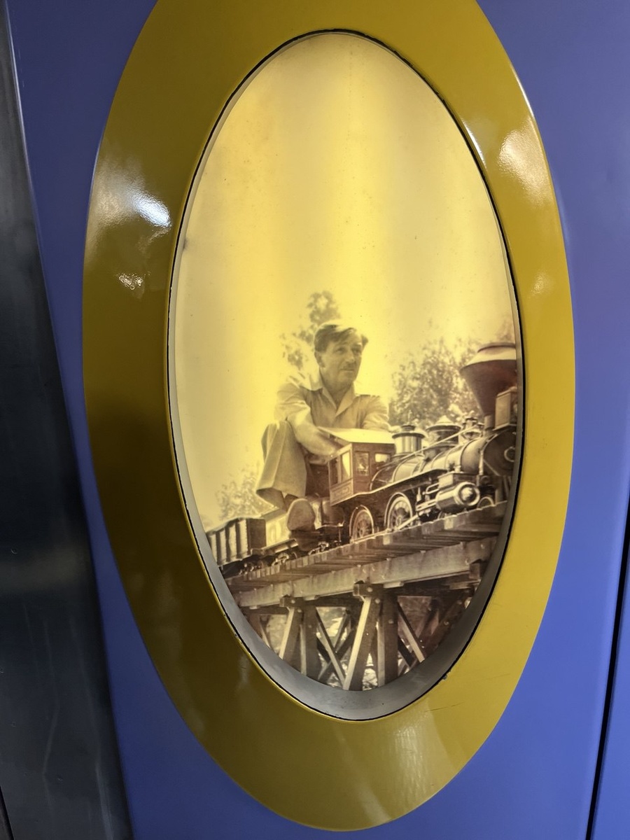 Уолт Дисней