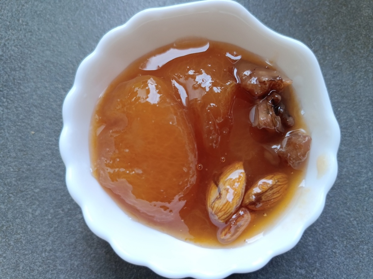 Консистенция такого варенья близка к консистенции джема, но всё же это варенье.