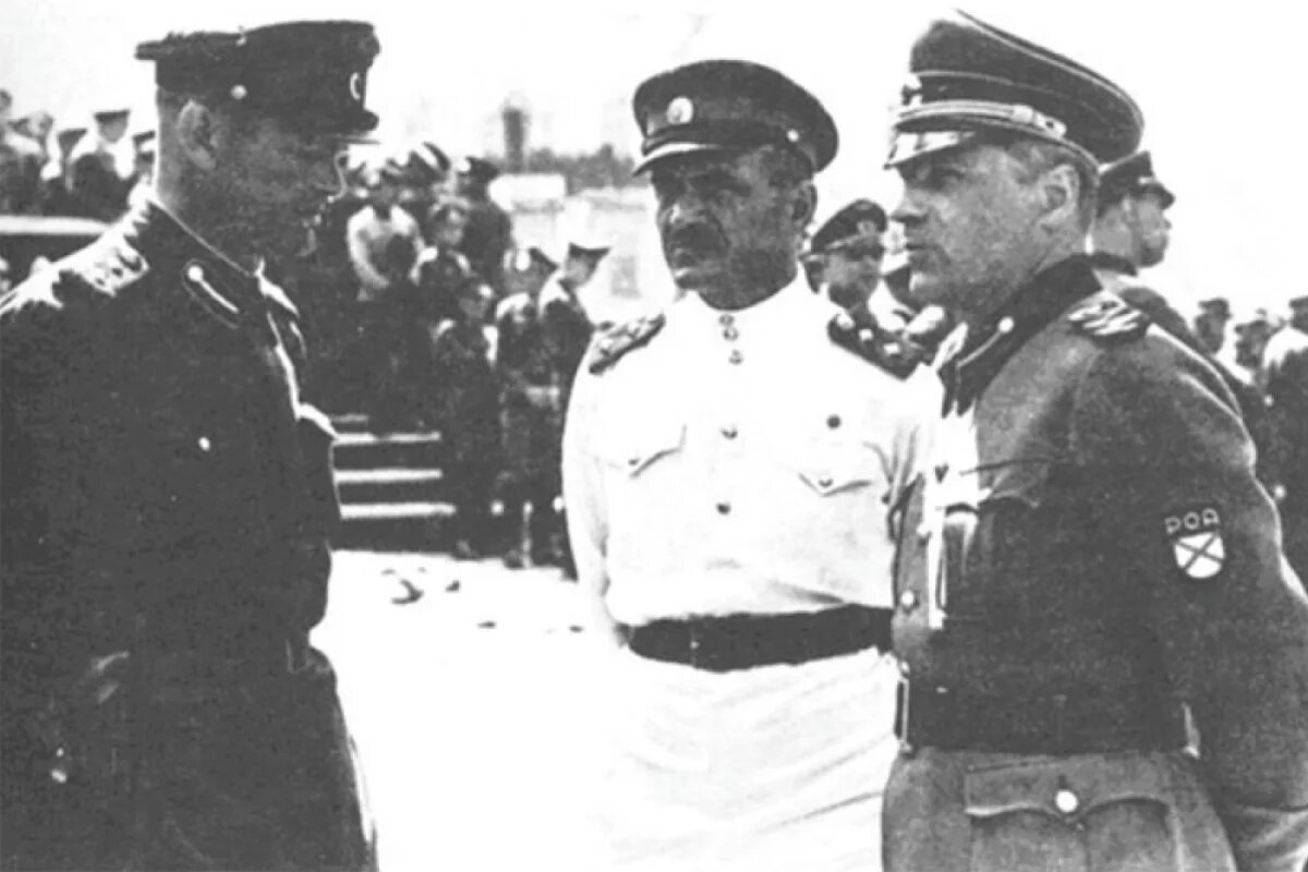    Военнослужащие РОА В. Баерский, К. Г. Кромиади и генерал Г. Н. Жиленков. Псков. 1943 год.