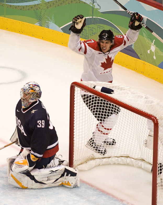    Сидни Кросби (справа) празднует шайбу в ворота Райана Миллера. Global Look Press