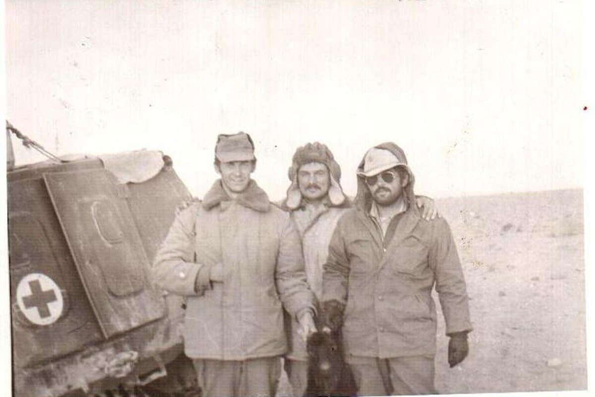 из личного архива Николая Стародымова
Офицер и военкор Николай Стародымов (слева) с однополчанами – "Поймали горного козла для фото".