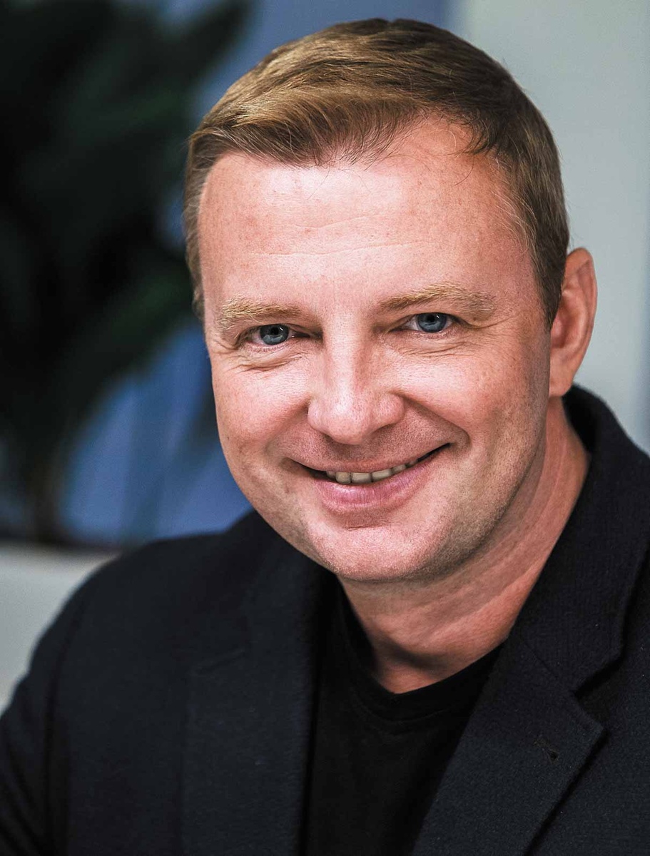 Роман Максимов: "Меня в педагогах, которые воевали, потрясает то, что они с передовой вернулись несломленными. Они сохранились как личности"