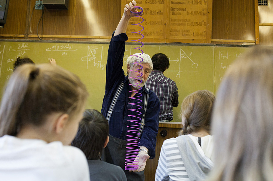 В российских школах не хватает учителей физики. | Фото: Александра Краснова/ТАСС