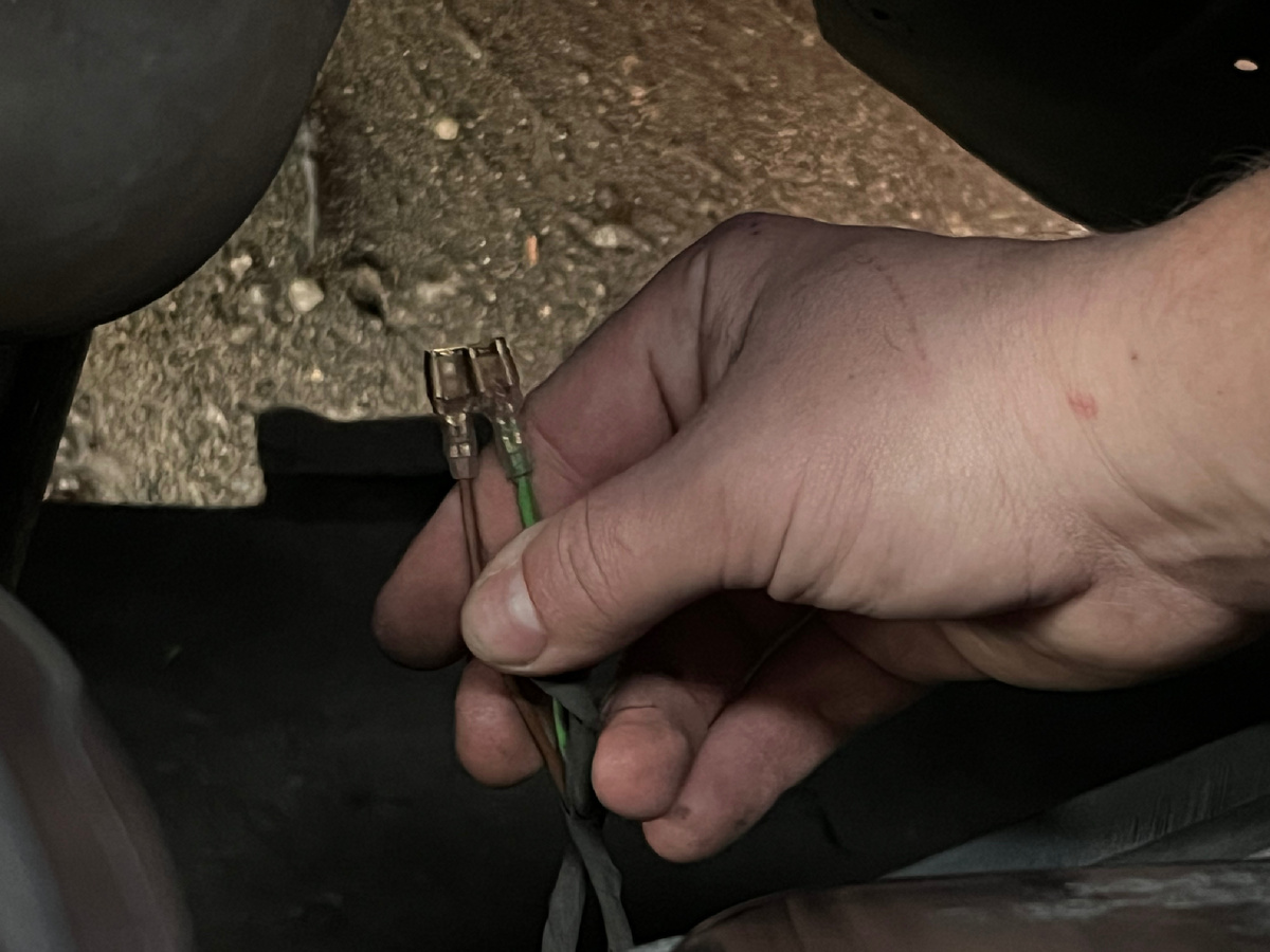 Обе клеммы «мама». У меня зеленый провод это + контакт