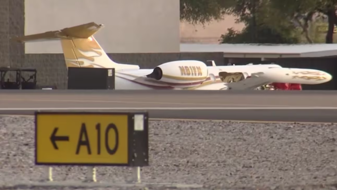 Несколько бригад скорой помощи прибыли вскоре после того, как 10 февраля 2025 года самолёт Learjet 35A, принадлежащий рок-звезде Винсу Нилу, выкатился за пределы взлётно-посадочной полосы в аэропорту Скоттсдейла в Аризоне.