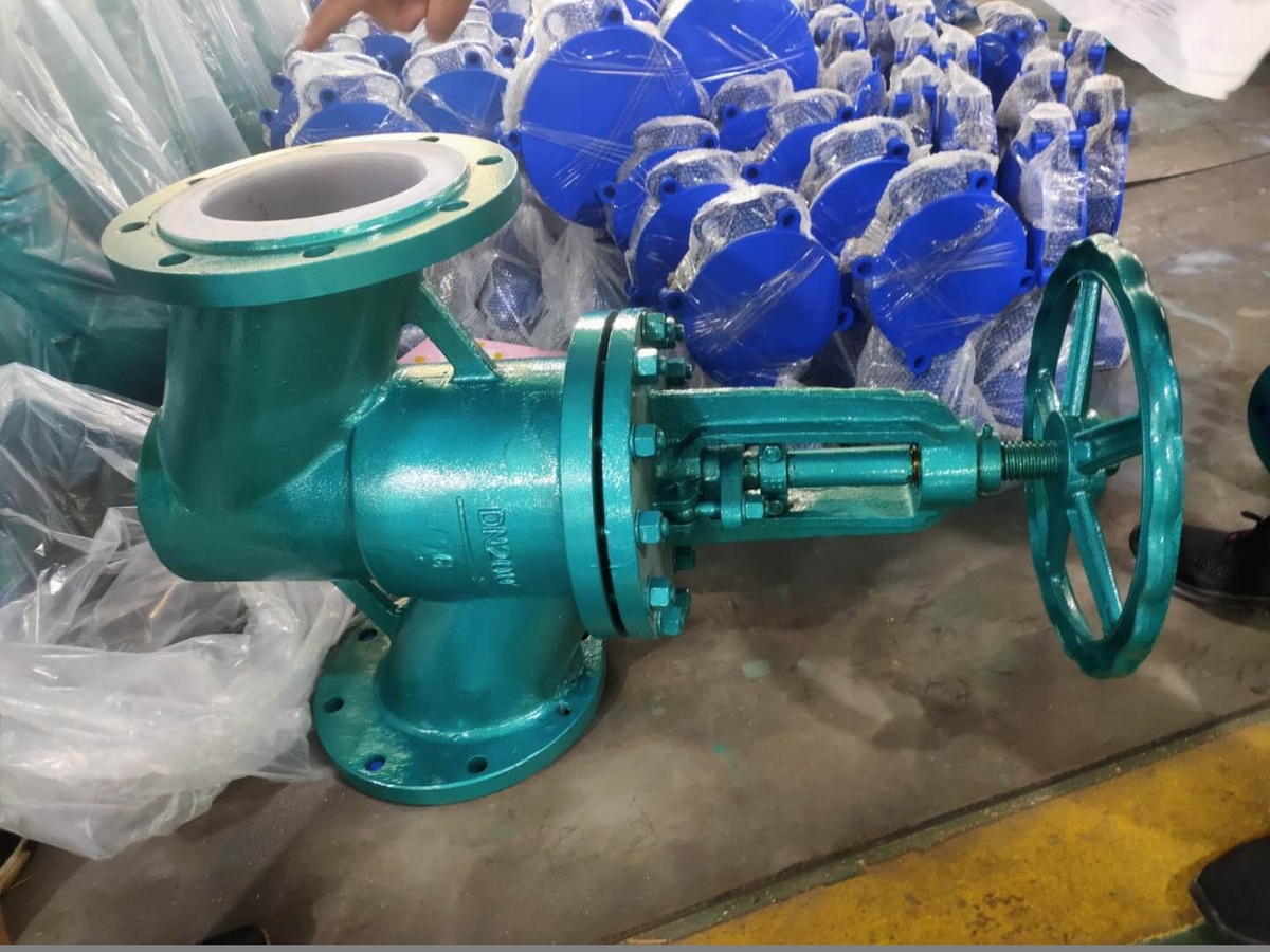 Мы усовершенствовали клапан мембранный, который ранее производил  Ереванский арматурный завод и получили уникальный клапан с антикоррозионным покрытием 22ч7п.
⠀
☑️ Изначально технические характеристики клапана мембранного с антикоррозионным покрытием 22ч7п с условными диаметрами: Ду 50, Ду80, Ду100, Ду125, Ду150, Ду200, Ду250, Ду300 были следующими.
⠀
➡️ Условия эксплуатации клапана 22ч7п:
•  Температура рабочей среды: до +60°С;
•  Рабочая среда: вода сырая, серная кислота до 8%, соляная кислота до 12%, слабоагрессивные растворы NaOH до 20%;
•  Направление потока среды: под золотник;

➡️ Технические данные клапана 22ч7п:
•  Управление: ручное с сигнализатором положения;
•  Номинальное давление PN, МПа (кгс/см²): 6;
•  Присоединение к трубопроводу: фланцевое по ГОСТ 12815-80;
•  Установочное положение на трубопроводе: любое;
•  Герметичность затвора по ГОСТ 9544-93: «А»;
⠀
☑️ Материалы основных деталей клапана 22ч7п:
•  Материал изделия (корпус): чугун с антикоррозийным покрытием;
• Материал внутреннего антикоррозионного покрытия: полиэтилен порошковый высокого давления марки 16803-070.
⠀
☑️ Дело в том, что в Китае при изготовлении таких клапанов используются корпуса из углеродистой стали WCB, которые потом футеруют фторопластом  4МБ (FEP), чтобы клапаны  противостояли  агрессивным средам. Именно поэтому возможно использование клапанов при температуре до + 150 С. В то время как полимер дает возможность использования только до +100 С.
⠀
Уникальный клапан с антикоррозионным покрытием 22ч7п