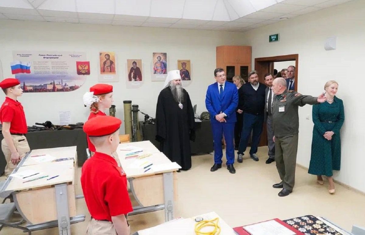    На втором этаже молодёжного центра «Пересвет» расположен учебный кабинет «Комната юнармейца»