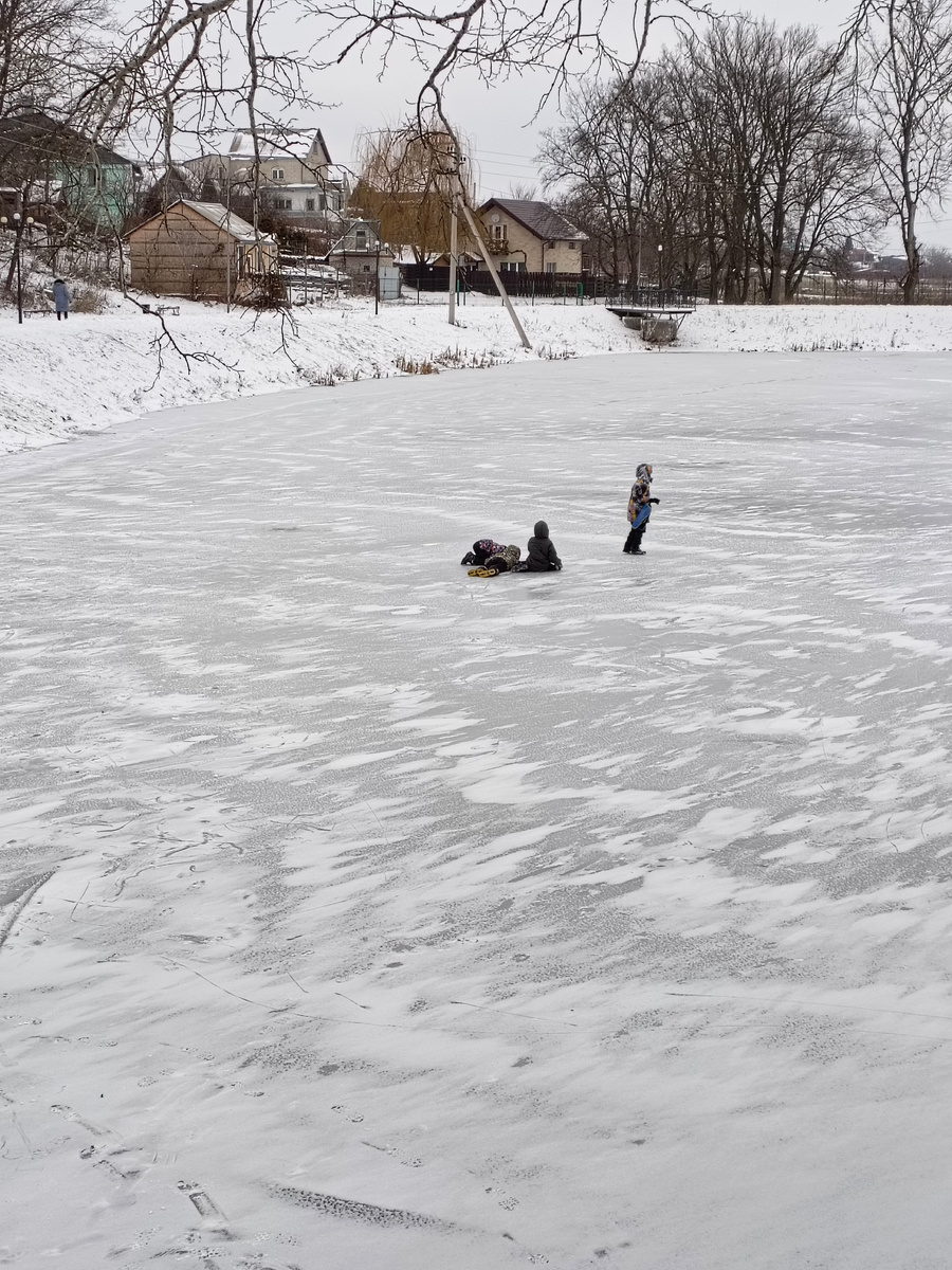 Дети на озере