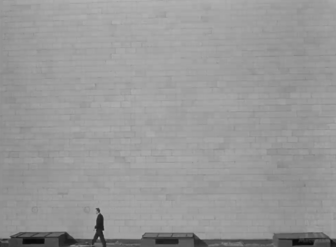 "Знаешь, Илья. Смотрю я на тебя и завидую. Надо быть очень благополучным человеком, чтобы позволить себе роскошь так мрачно смотреть на мир." Кадр из фильма.