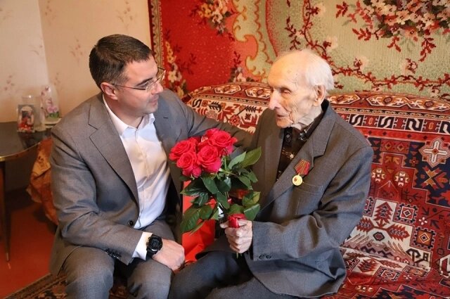    Вручение медали Павлу Павловичу Агапову Фото: Тульская городская Дума