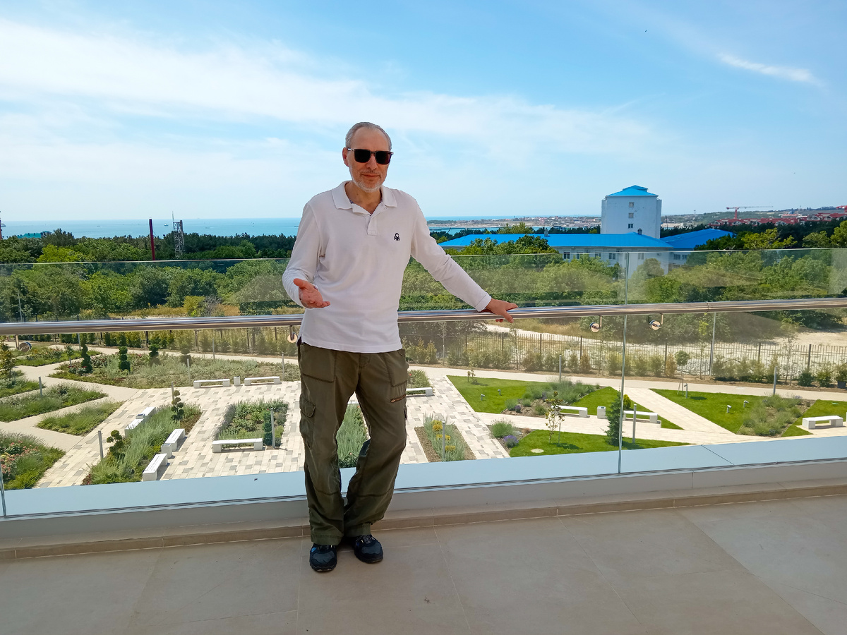 Вид с балкона нового ДК Геленджик Арена, Михаил Лекс — автор рассказа. Листайте вправо  >>