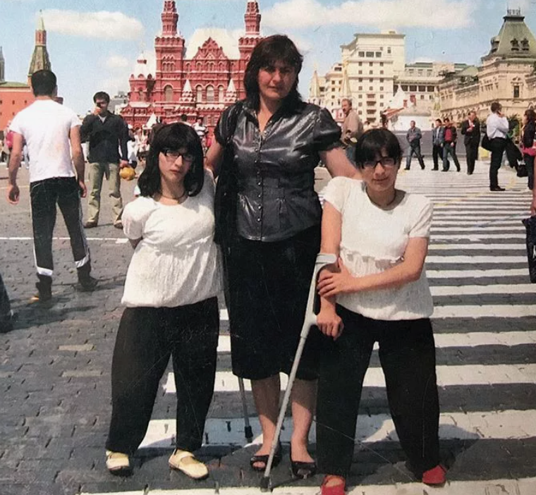 Зита и Гита с мамой уже после разделения. Фото из архива Резахановых
