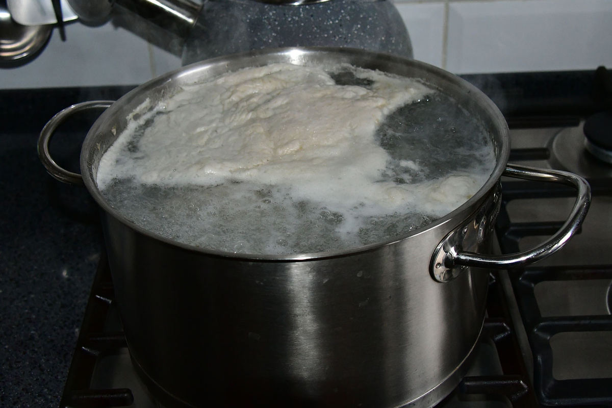 Снимаем пену с закипевшего бульона