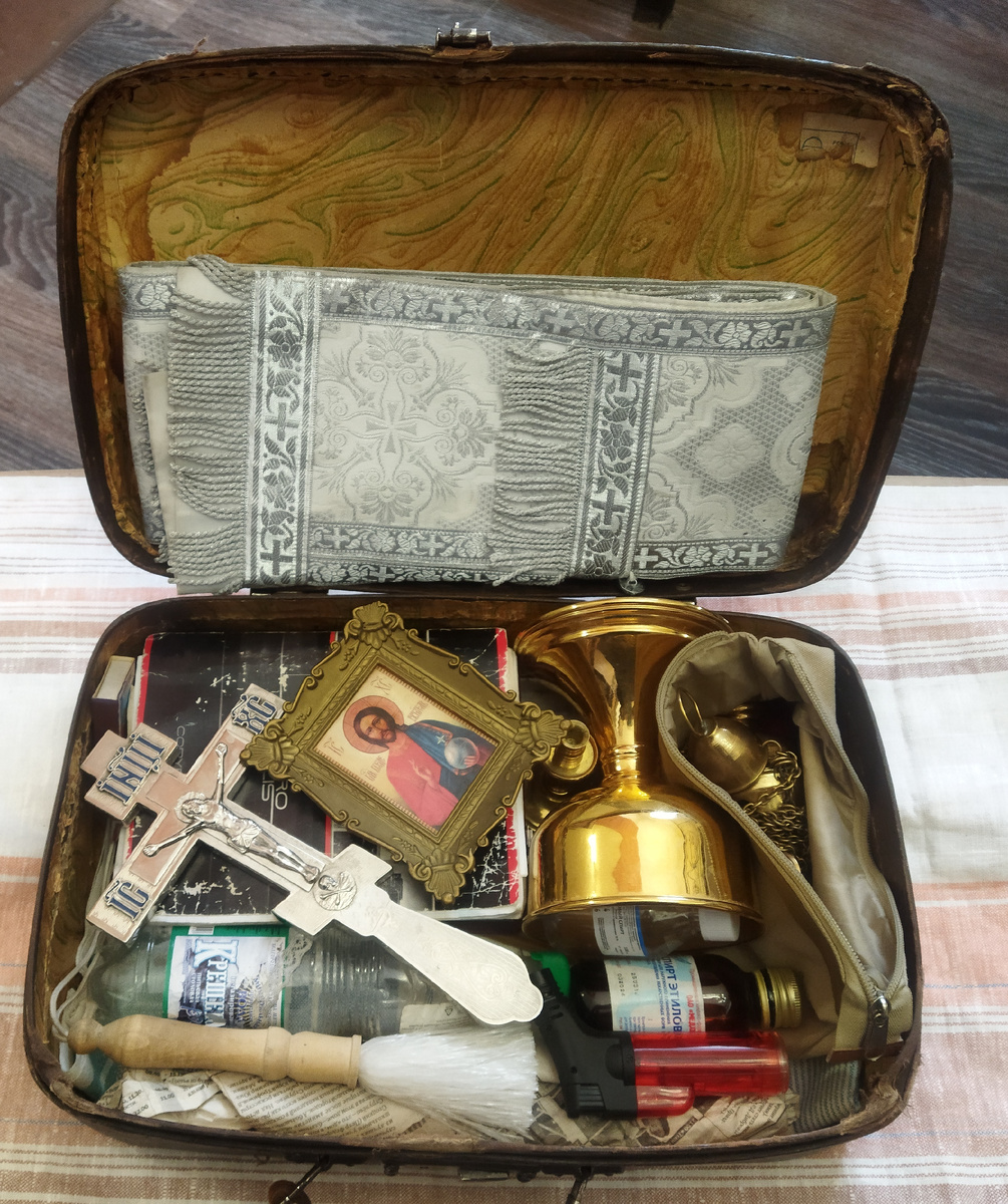 Вот такой уютный кейс для священнического спец-инструмента. 