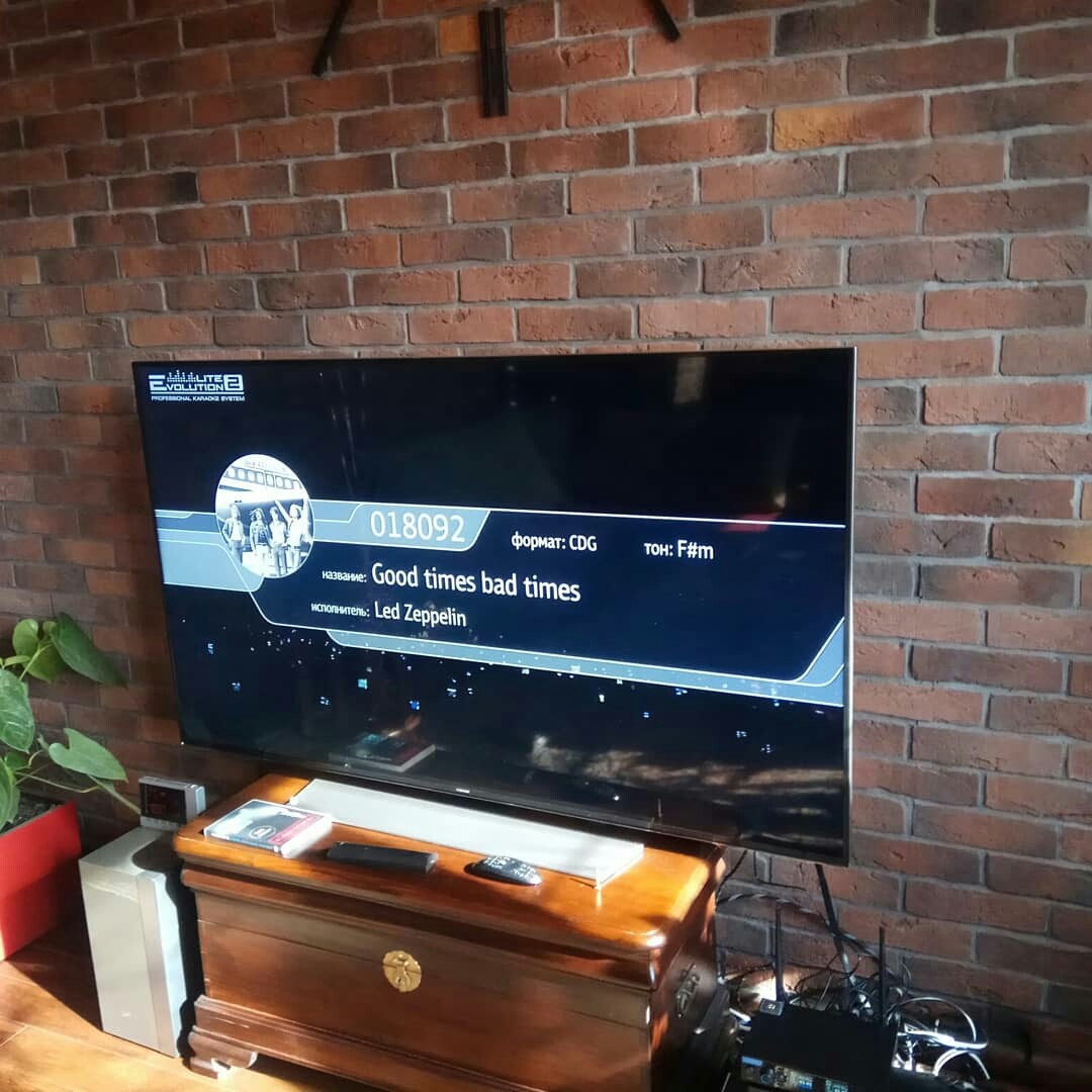 Слабые динамики телевизора и бытовых колонок не подходит для караоке