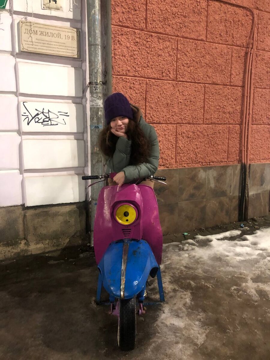 Лера и скутер музейного образца