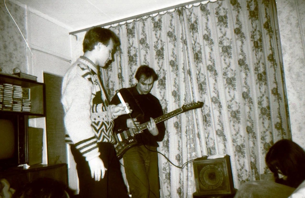 Константин Мишин, гр. "ОЖОГ". Фото из архива Олега Панарьина. Квартирник у Ани Ангелиной (Бернштейн), 1995 год. ОГОНЬ, ОЖОГ, СОЛОМЕННЫЕ ЕНОТЫ.