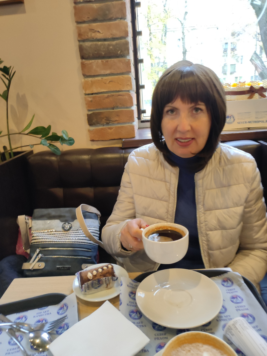 Осенняя фотография, пирожное и кофе в кафе "Север-Метрополь