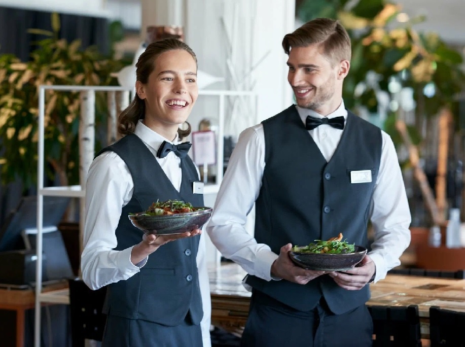 Официанты за работой (из сети)