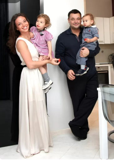 Сергей Жуков, его супруга и дети Ника и Энджел