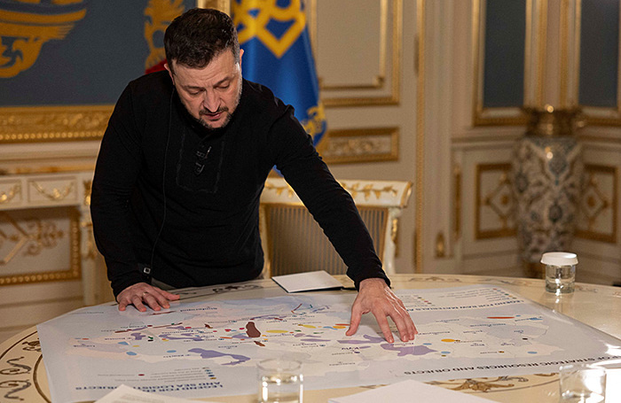    Владимир Зеленский демонстрирует журналистам карту стратегических ресурсов Украины. Февраль, 2025 года.Валентин Огиренко/Reuters