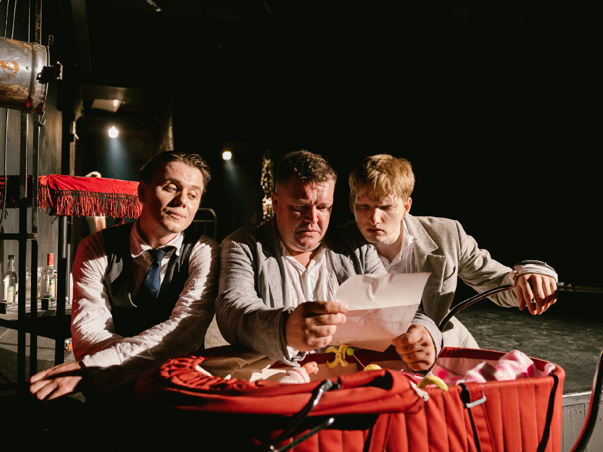 Фото из спектакля «Подходцев и двое других» 