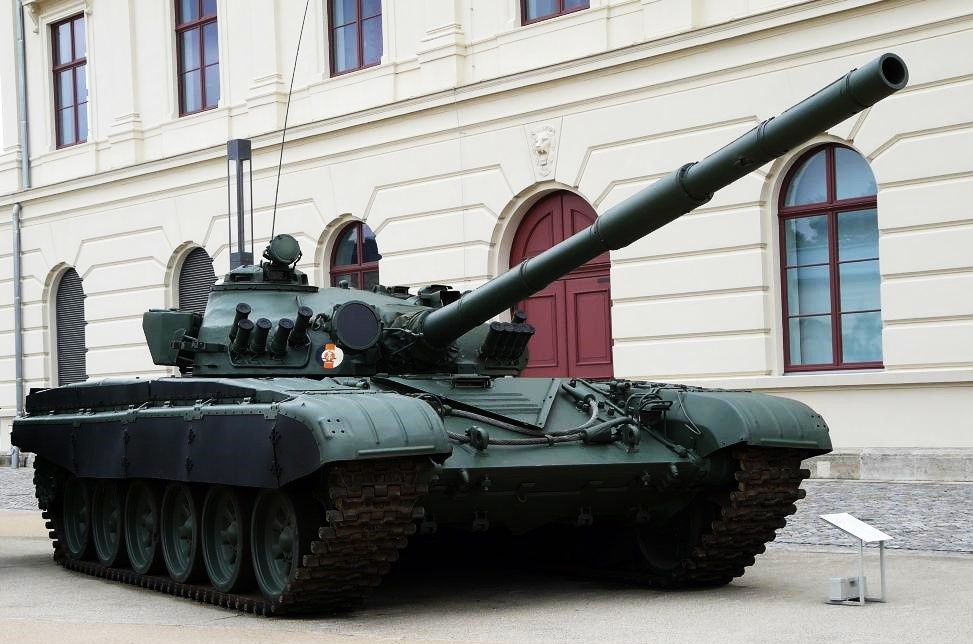 Т-72М Национальной Народной Армии ГДР . В данном ракурсе весьма схож с советским Т-72А. Основные отличия- башня с монолитными скулами меньшего габарита и отсутствие бонок на НЛД. 