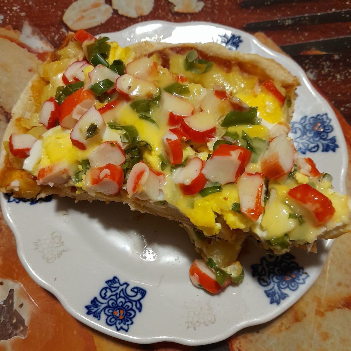 Пицца на сковороде с крабовыми палочками.