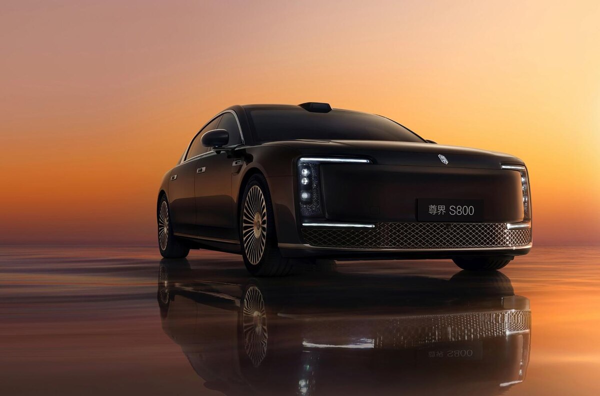 Maextro S800 Цена: от 1 млн юаней (от 13,28 млн рублей) Maextro, люксовый бренд от Huawei и JAC, начал с нуля и быстро выпустил один из самых эффектных китайских седанов. Огромная габаритная длина (5480 мм), огромные задние стойки ....... Как говорится, тяжелый и заметный! Полностью электрический полноприводный S800 заявлен с двумя или тремя моторами (в этом случае заднюю ось приводят два агрегата). Мощность - 530 л.с. и 864 л.с. соответственно; параметры тяговых батарей, запас хода и динамические характеристики пока не определены.