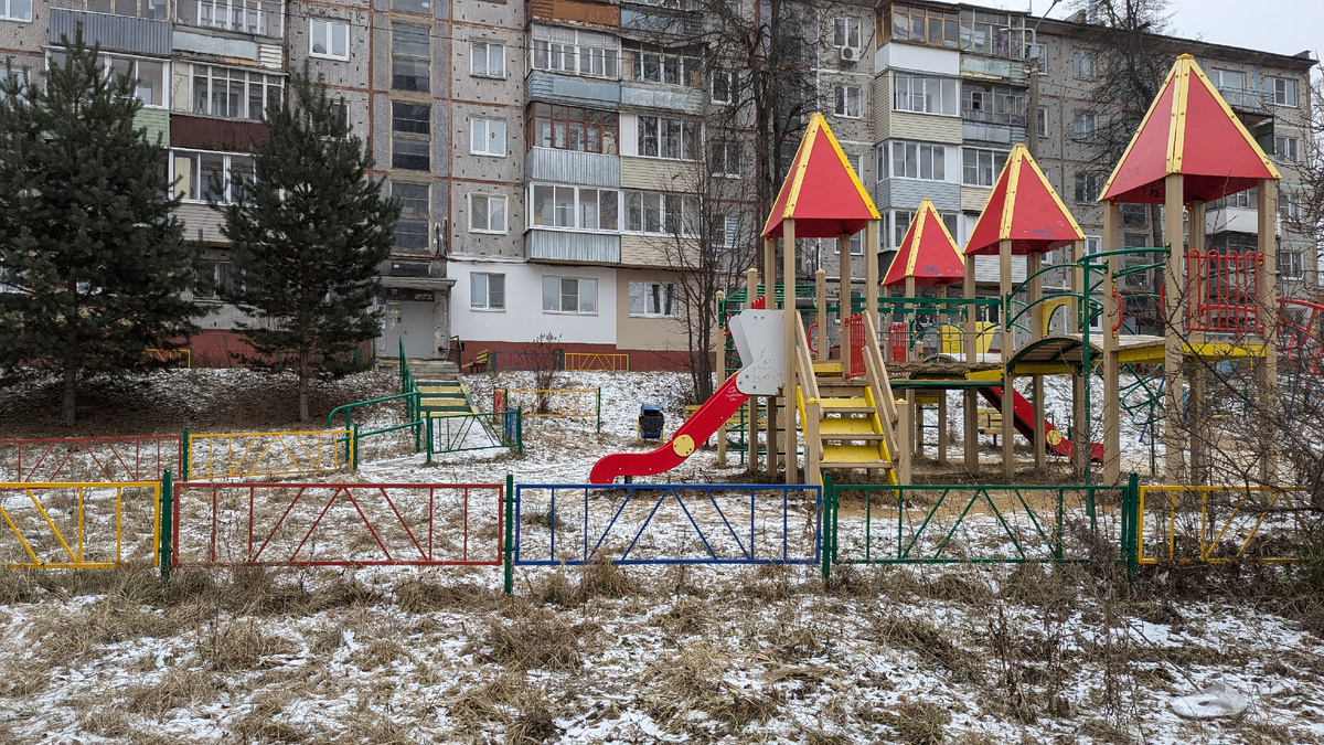 Вокруг ни души