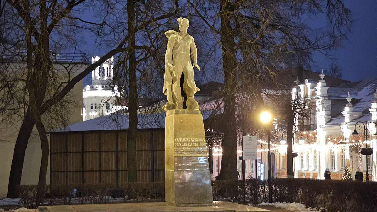 скульптор памятника К. Б. Пастернак, архитектор С. В. Шестопал