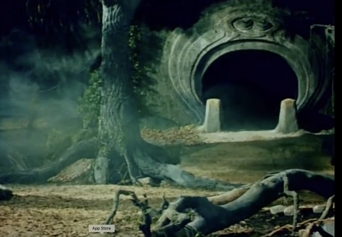 "Логово льва" - вход в замок. Типичный модерн.