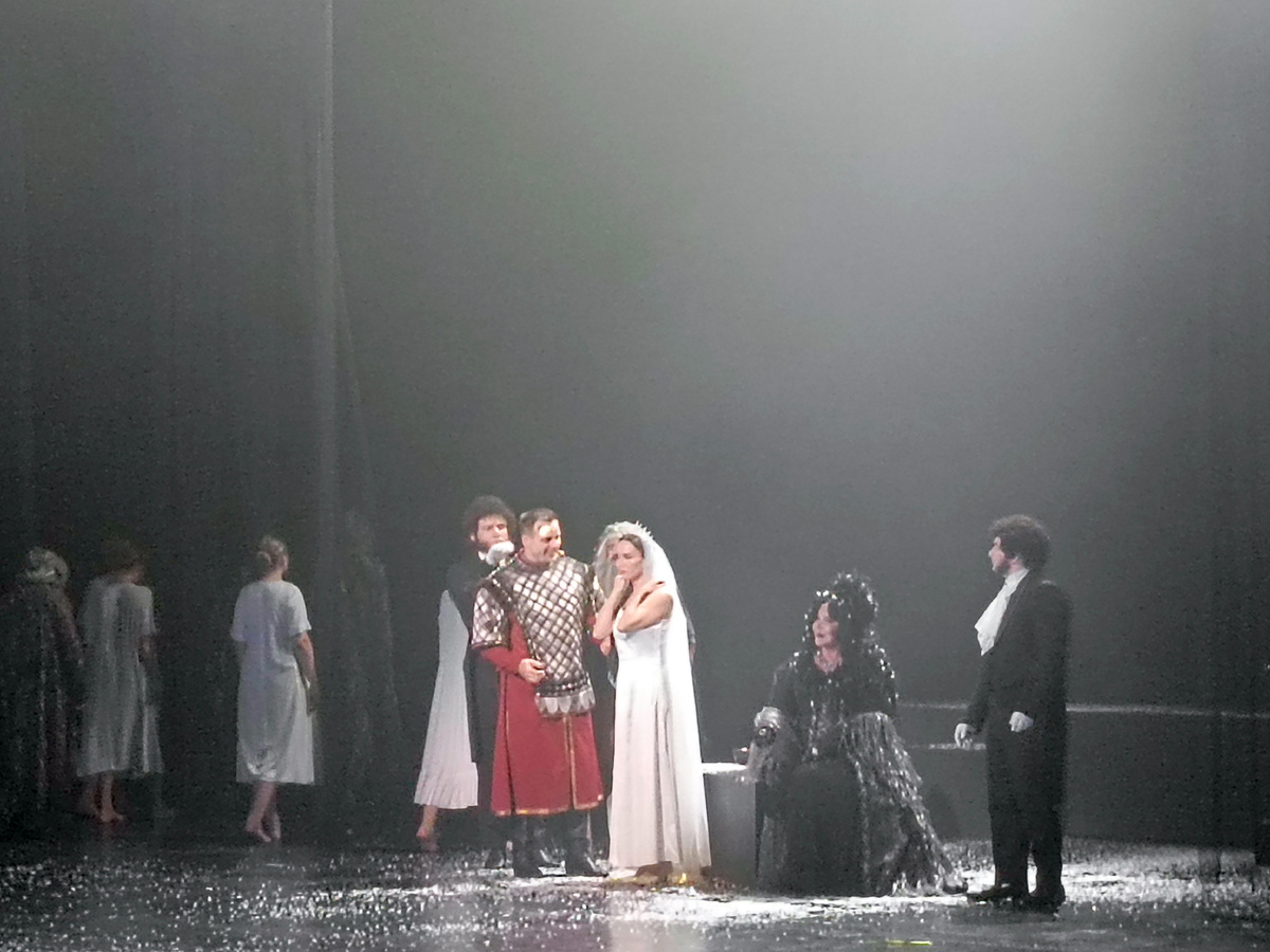 Сцена из спектакля "Ай да Пушкин" в театре Бабкиной (фотографировать не запрещали). Тут как раз собрались Руслан, Людмила, Наина и аж два Пушкина (спекткль-то интерактивный). 