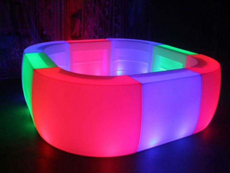 Барная стойка с подсветкой, фотография предоставлена сайтом kengo.ru