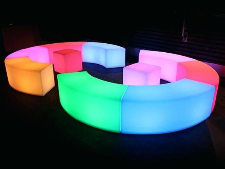 Банкетка с подсветкой, фотография предоставлена сайтом kengo.ru