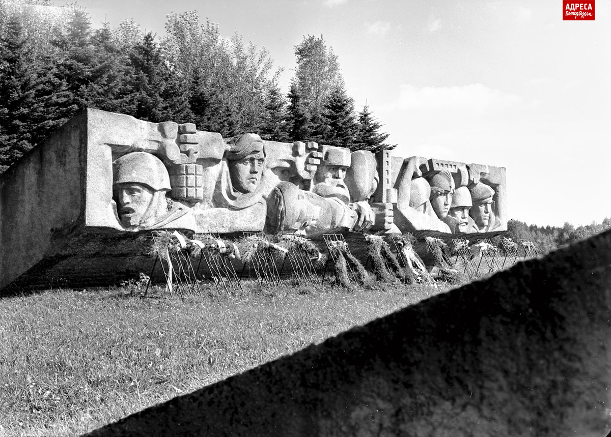 Лемболовские высоты. Памятник, входящий в мемориальный ансамбль «Зелёный пояс славы». «Блокадная Мадонна». Фрагменты стелы. Авторы памятника: скульптор Б. А. Свинин, архитектор Ю.М. Цариковский, май 1988 года. С подлинника. Фотографии В. И. Нестерова. Из Научного архива Российской академии художеств