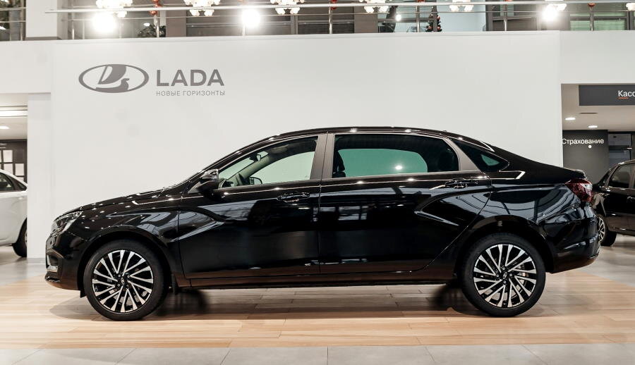 Новая «Лада Аура» в одном из дилерских центров