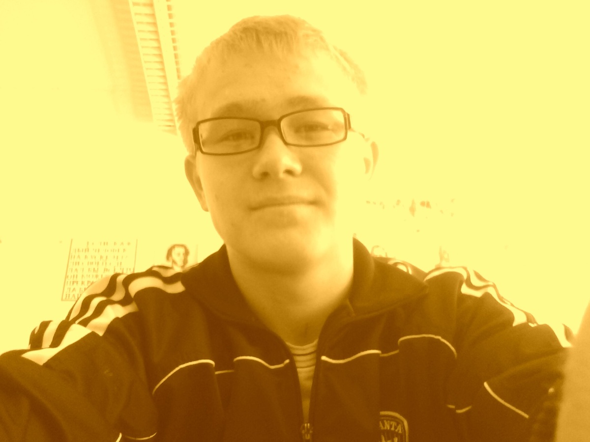 Ученик Большетаябинской школы Володя Тяптушкин в классе русского языка и литературы...