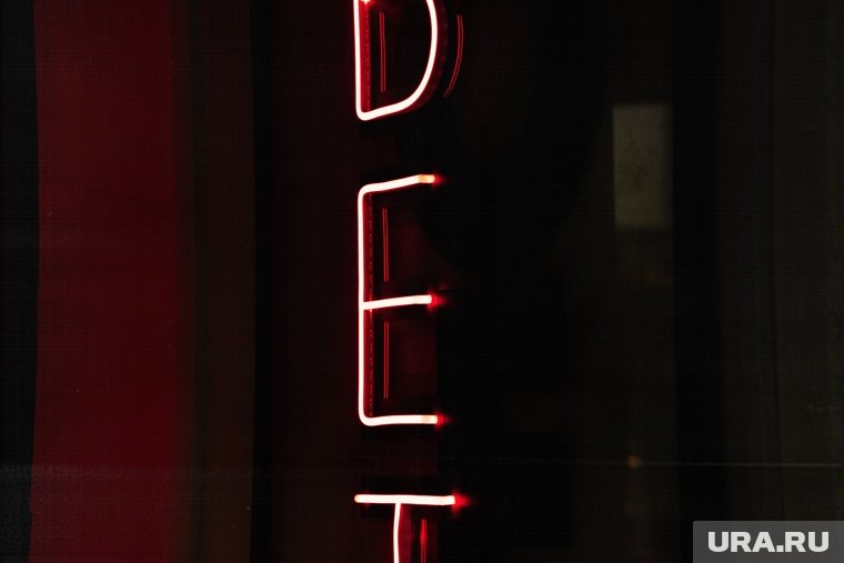 Все вывески должны будут исключить иностранные и производные от них слова
Фото: Анастасия Соргина © URA.RU