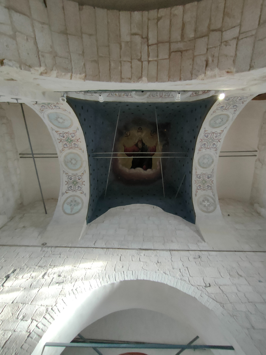 А теперь поднимаем голову и смотрим вверх. Вот он, купол. Мы почти на вертикали. Фото автора 