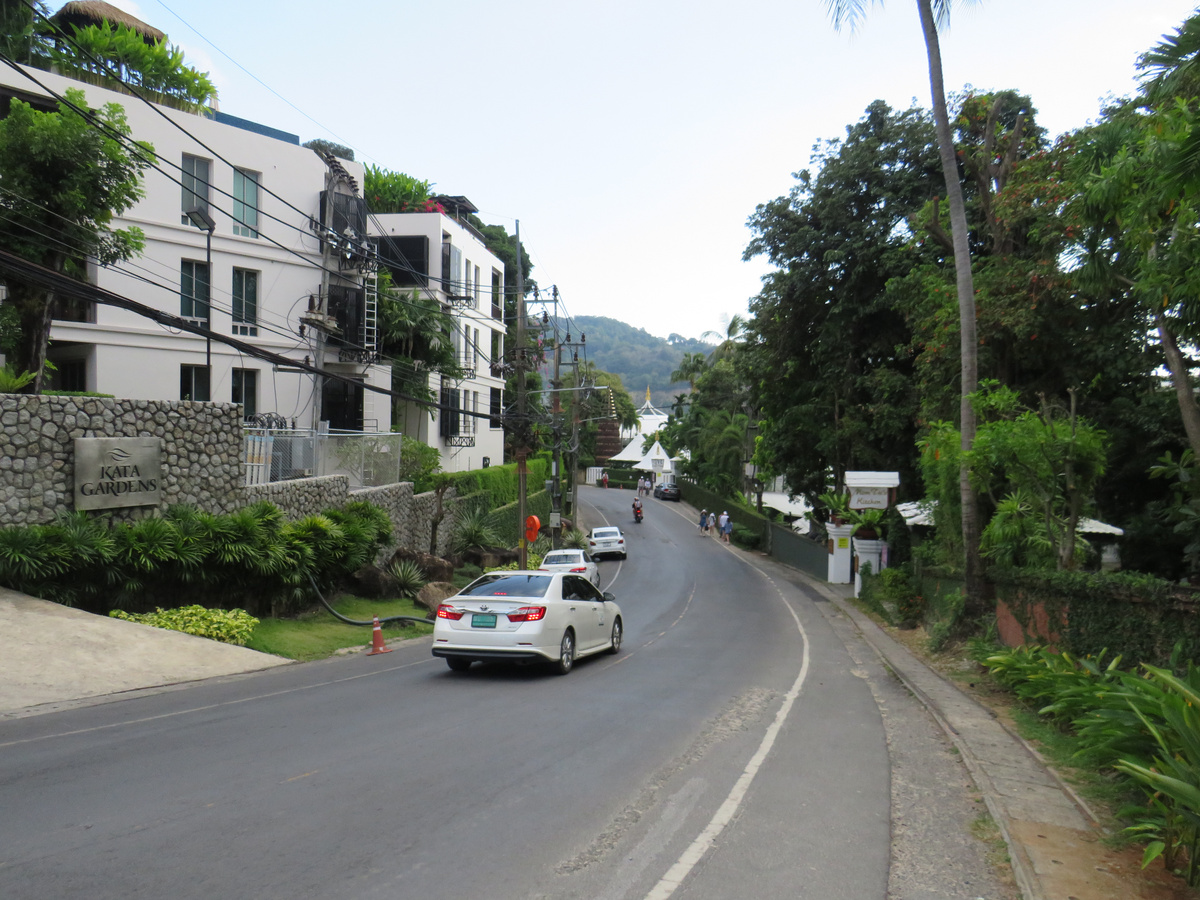 На Пхукете пешеходам приходится двигаться по обочине на свой страх и риск