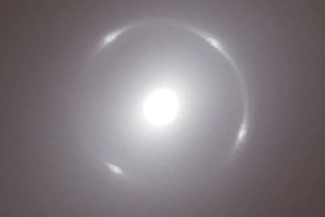    Вид крупным планом центра галактики NGC 6505 с ярким кольцом Эйнштейна вокруг ее ядра, снятый космическим телескопомESO Euclid. ESA/Euclid/Euclid Consortium/NASA