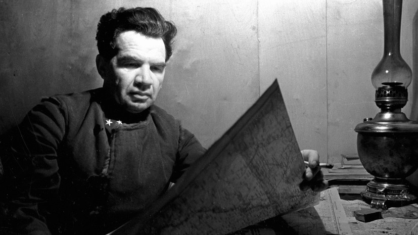     Василий Чуйков родился в многодетной крестьянской семье в посёлке Серебряные Пруды Тульской губернии. В 12 лет он уехал на заработки в Петроград. В 1917 году Чуйков стал юнгой в отряде минёров в Кронштадте. Весной 1918-го он вступил в РККА и поступил на 1-е Московские военно-инструкторские курсы РИА Новости Георгий Зельма