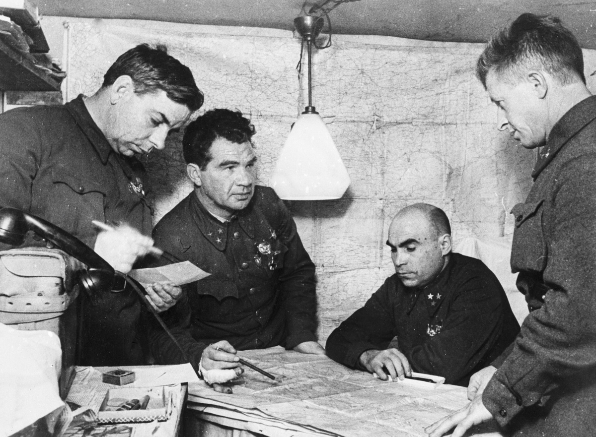    Весной 1942 года Василий Чуйков вернулся в СССР. Он был назначен командующим сначала 64-й, а затем 62-й армией, сыгравшей важную роль в обороне Сталинграда. Командный пункт Василия Чуйкова находился непосредственно на Мамаевом кургане / РИА Новости / Георгий Зельма