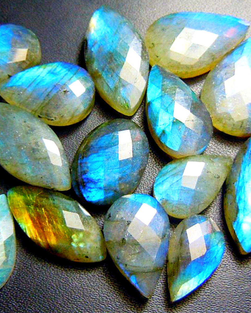 Полудрагоценный камень лабрадор