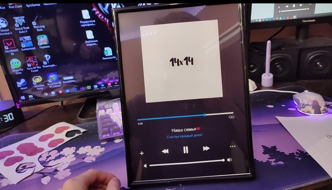 Снизу видна белая полоса бумаги, но это исправил канцелярский нож)