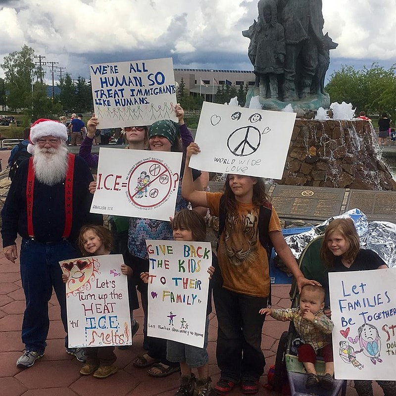 Санта с детьми на акции протеста против иммиграционной политики США в Фэрбанксе в июне 2018 года.