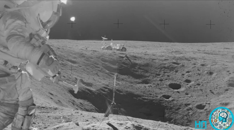 Командир миссии Apollo 16 Джон Янг использует геологический молоток для взятия образца частично захороненного валуна на западном краю кратера Плам