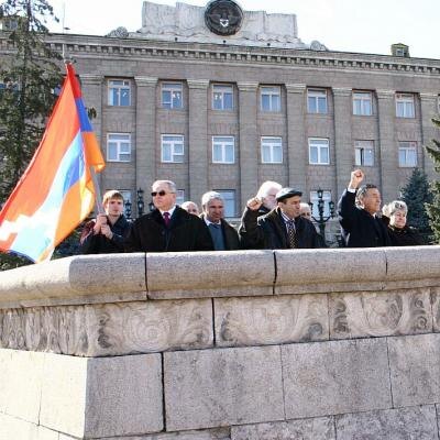 У НАС С КАРЕНОМ БАБУРЯНОМ БЫЛА СВЯЗЬ С БЕЛЫМ ДОМОМ В МОСКВЕ, и нам стало известно, что 20 сентября в Степанакерт приезжает миротворческая делегация во главе с Ельциным и Назарбаевым. Ранее, 19 сентября, приехал Государственный секретарь РСФСР Геннадий Бурбулис с целью подготовки визита делегации. На встрече с нашим активом Бурбулис попросил, чтобы кто-то из нас поехал встречать глав России и Казахстана в Баку. Последовало несколько предложений о том, кто поедет, однако окончательный выбор пал на меня. Я сказал, что поеду, но вместе с представителем Шаумяновского района, коим оказался Самсон Даниелян. По дороге в аэропорт выяснилось, что вместо Баку мы должны лететь в Кировабад. Прилетели в Кировабад, куда через три часа прибыли Ельцин, Назарбаев, президент АзССР Муталибов, министр обороны СССР Грачев, министр ВД СССР Баранников, заместитель председателя ВС Азербайджана Тамерлан Караев, а также помощники Ельцина и Назарбаева и др. Цена поездки – нам стала известна приблизительная дата развала СССР – первая половина декабря 1991 года. В этой связи актуализировалась необходимость скорейшего проведения референдума о независимости НКР...