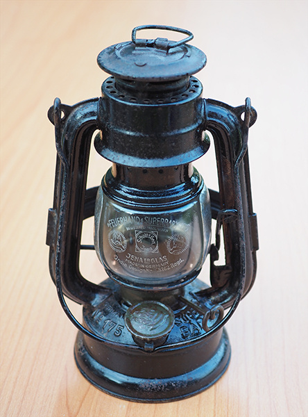 Немецкий велосипедный керосиновый фонарь Feuerhand Super Baby 175, изготовленный около 1941 года. Из коллекции Веломузея Андрея Мятиева.